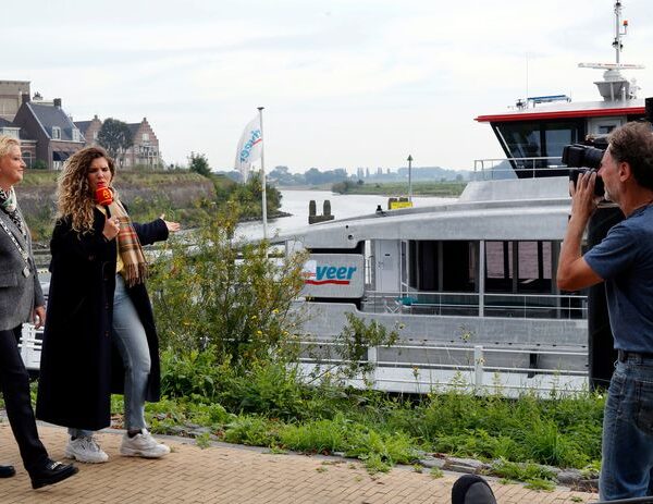 Burgemeester Reinie Melissant wandelt met verslaggever Rachel Rosier van Het Sinterklaasjournaal langs de ‘stroomboot’. © Cor de Kock